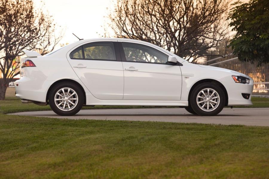 Mitsubishi Lancer ES 2010 года  (фото 7 из 24)